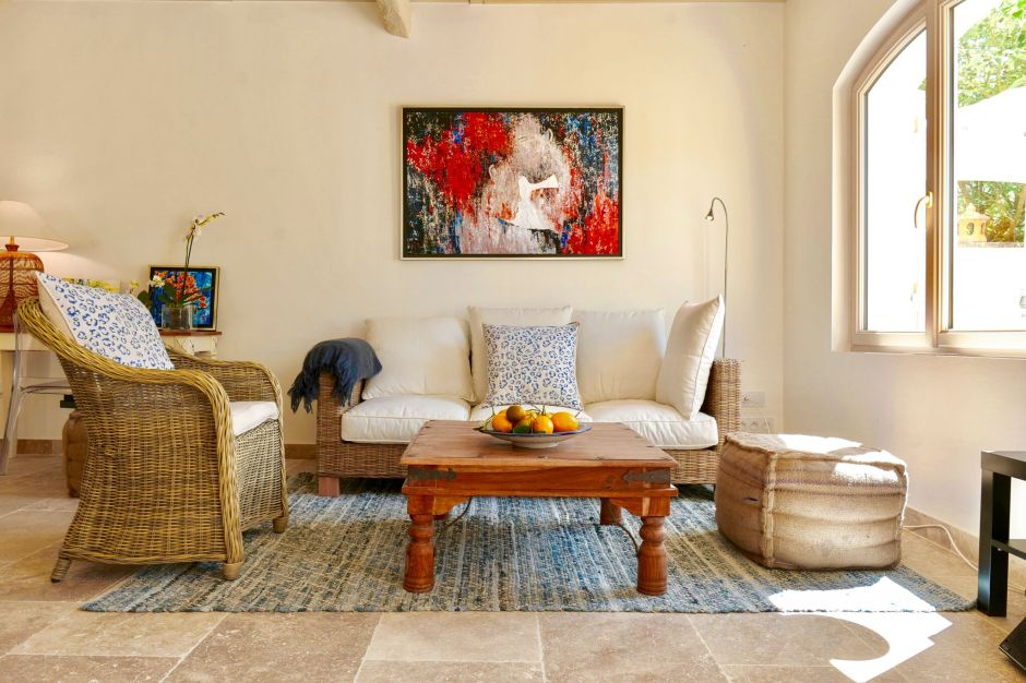 olivers travels lounge 1